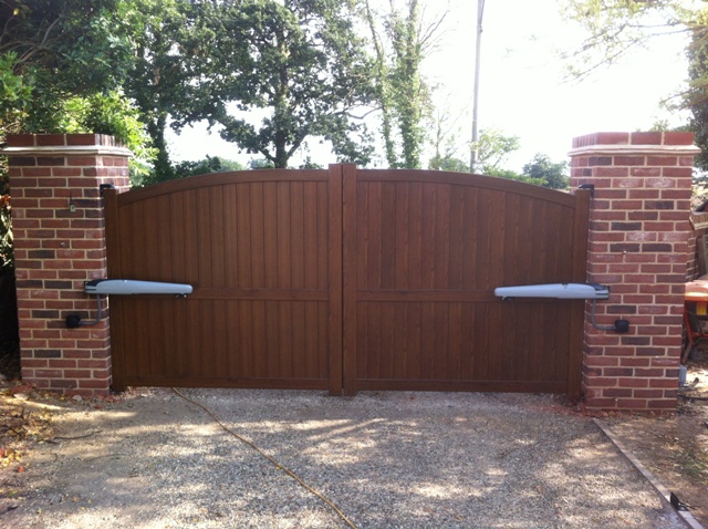 Automatic Aluminium Swing Gate With Linear Screw Installation